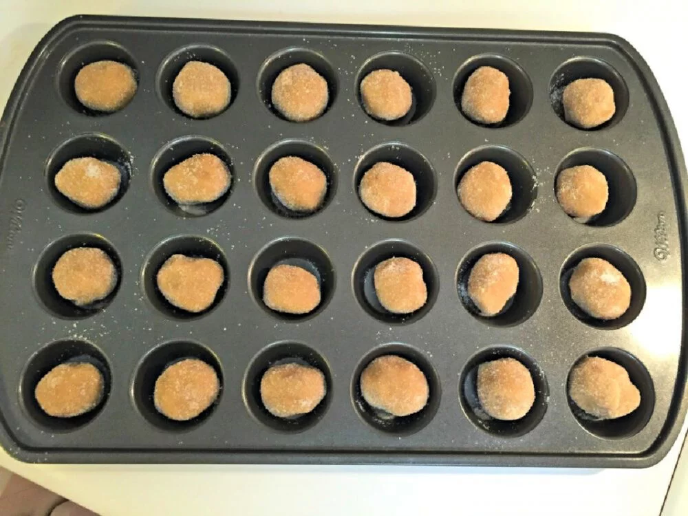 dough-balls-rolled-in-sugar