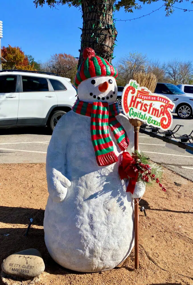 snowman-decoration-in-downtown-grapevine