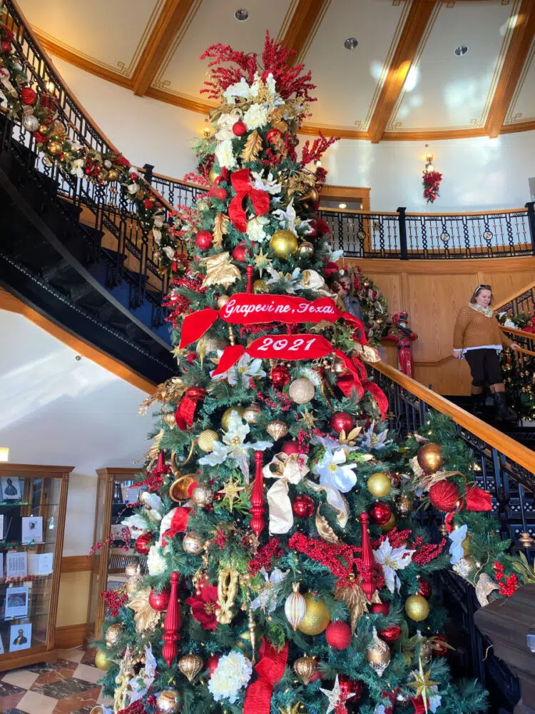 visitor-center-grapevine-2021-holiday-tree