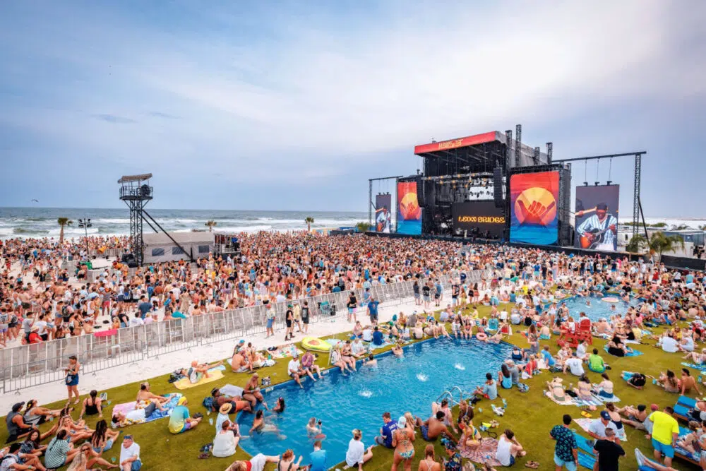 hangout-fest-pools-by-stage