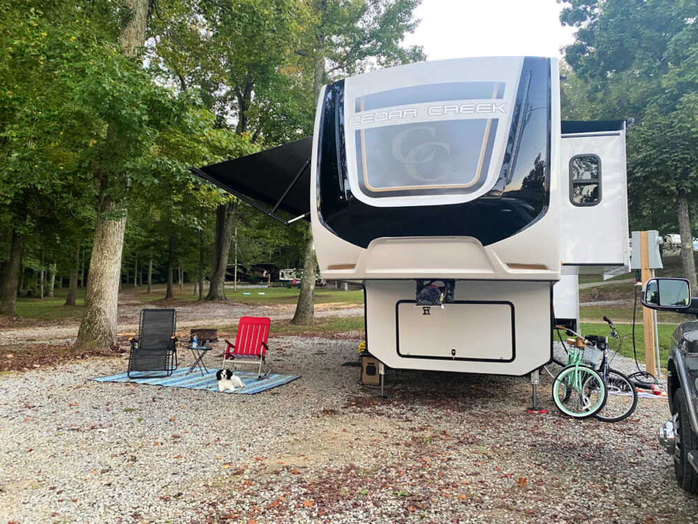 rv-campsite-with-chairs-and-bike