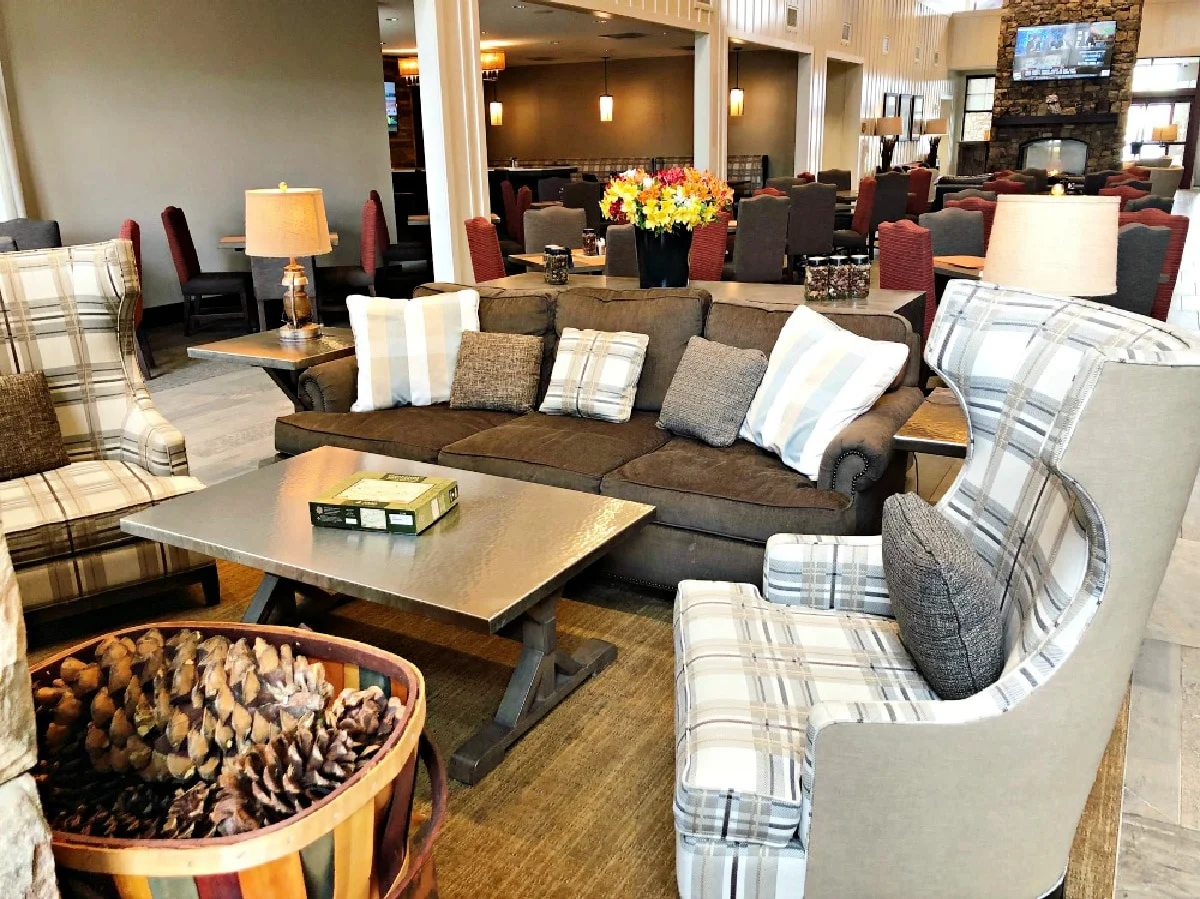 black-fox-lodge-lobby-pigeon-forge