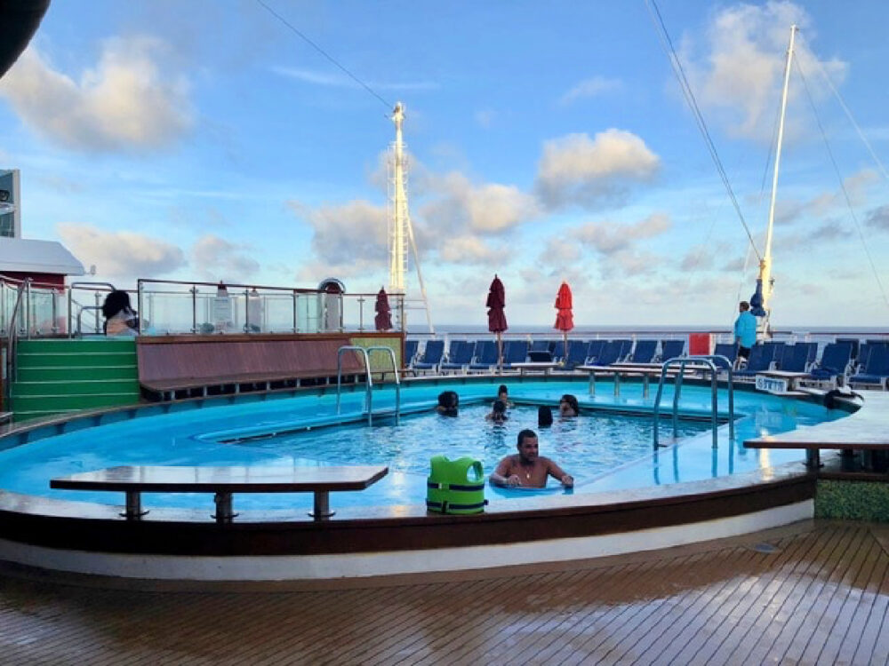 carnival-vista-swimming-pool