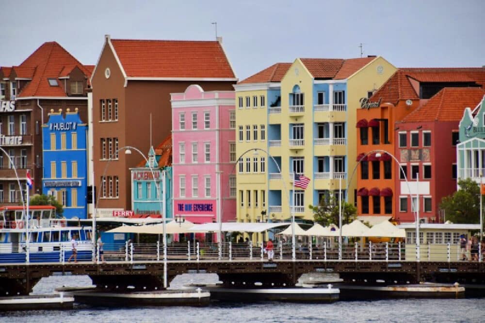colorful-buildings-in-curaçao