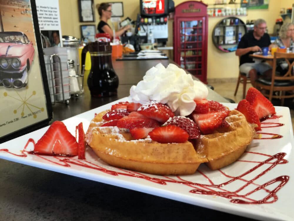 strawberry-waffle-cracked-egg-diner