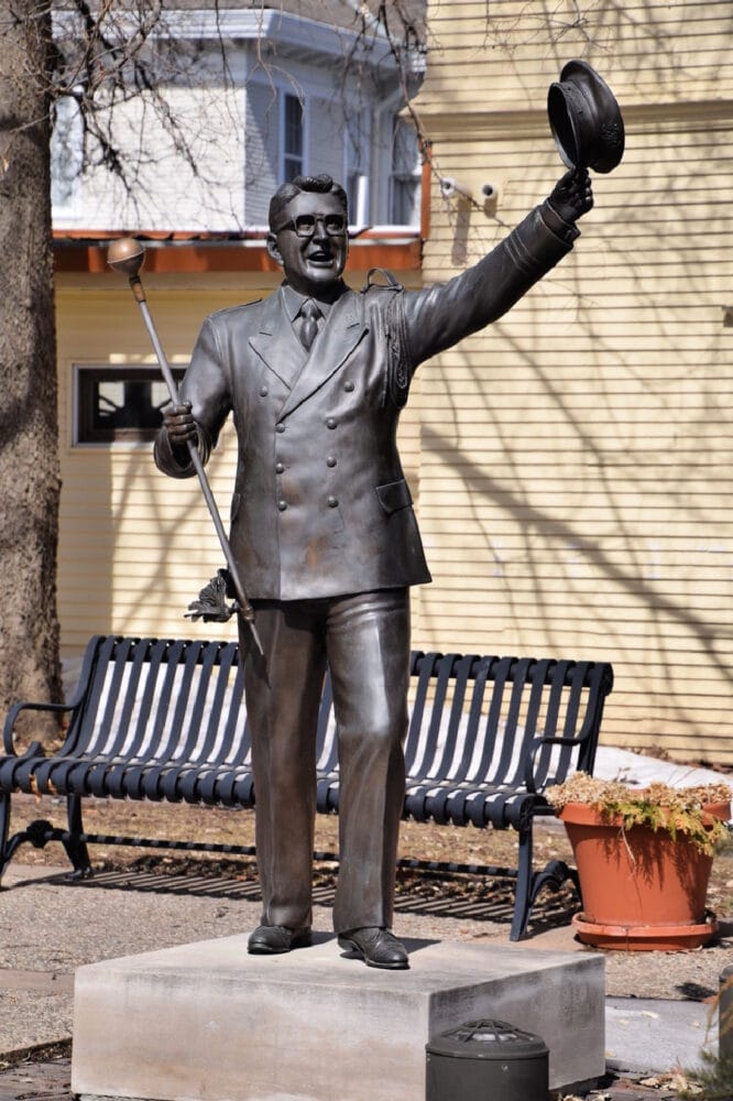 music-man-statue