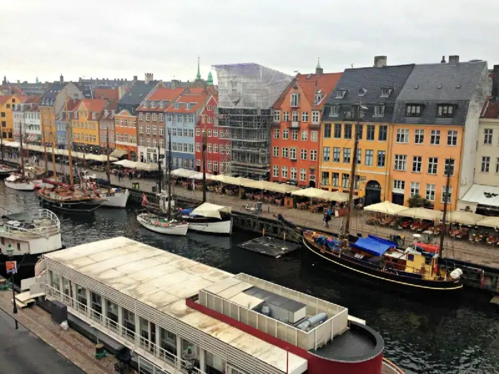 canal-in-copenhagen-with-colored-houses