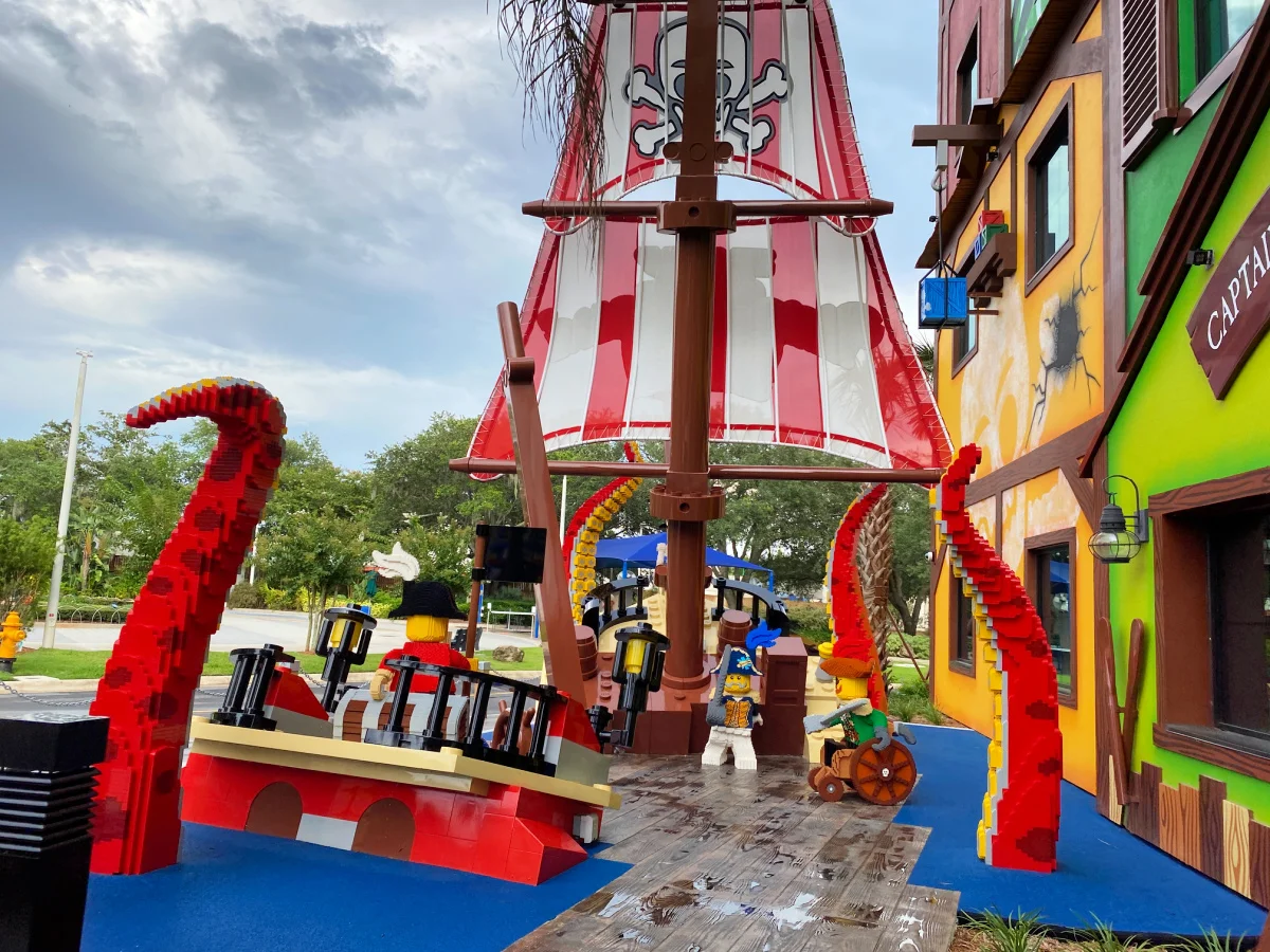 legoland -pirate-hotel-ship