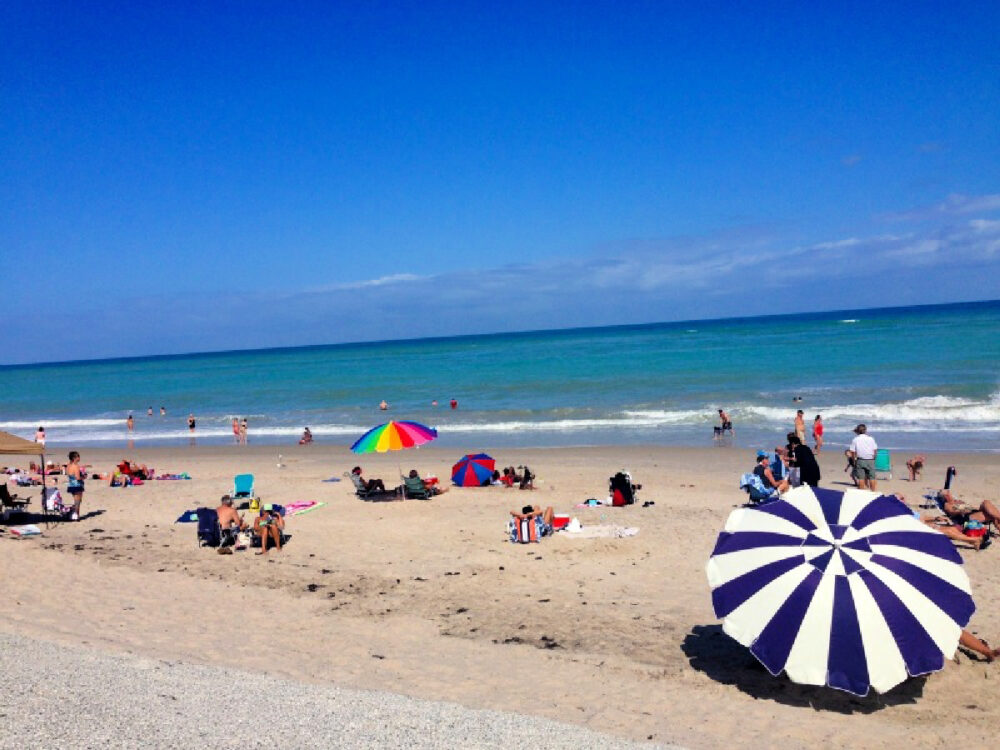vero-beach-sand-umbrellas