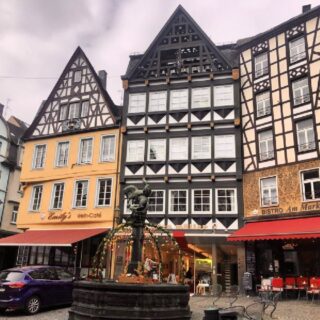 cochem-fountain-and-buildings