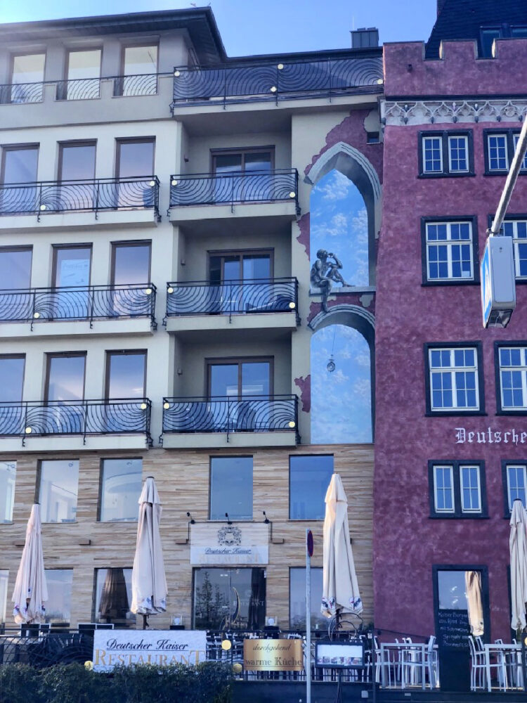 cool-building-and-statues-in-koblenz