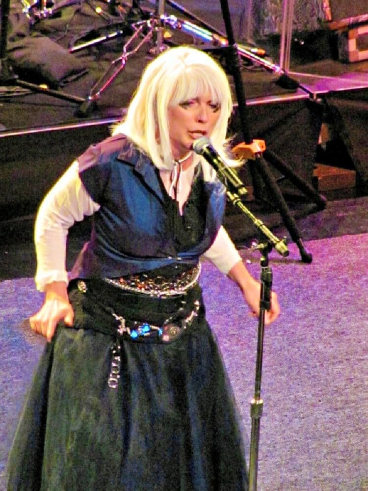 blondie-performing-at-clay-center