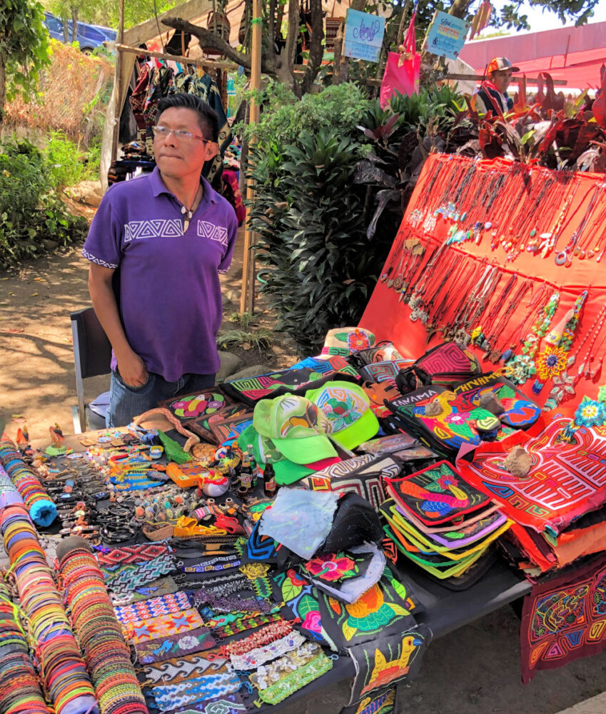 panamanian-souvenirs-at-the-gringo-market