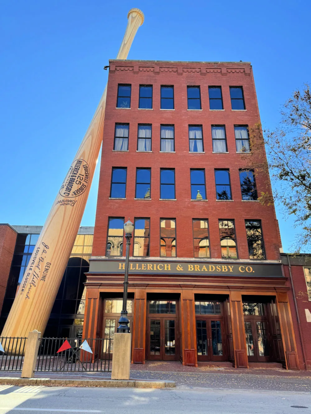 louisville-slugger-bat-and-museum-entrance