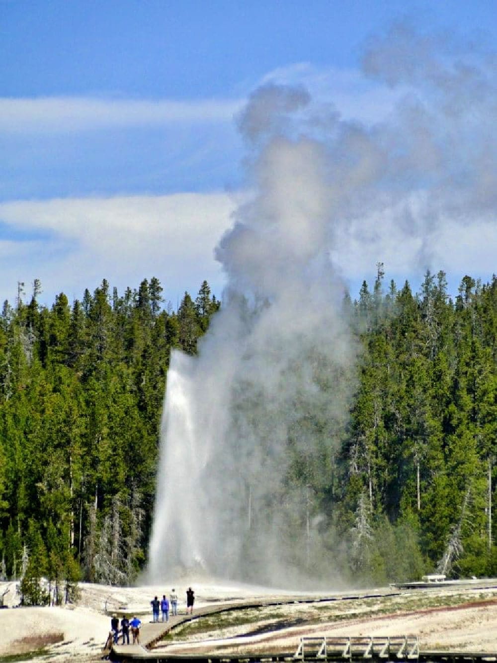 old-faithful-geyser-erupting
