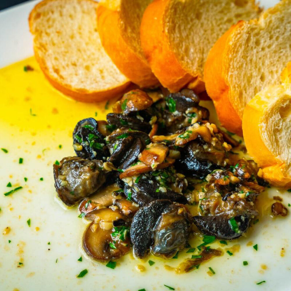 garlic-mussels-with-bread