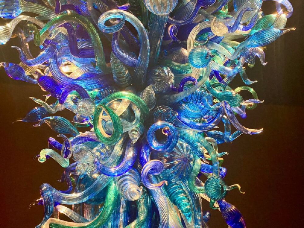 blue-green-and-white-dale-chihuly-piece