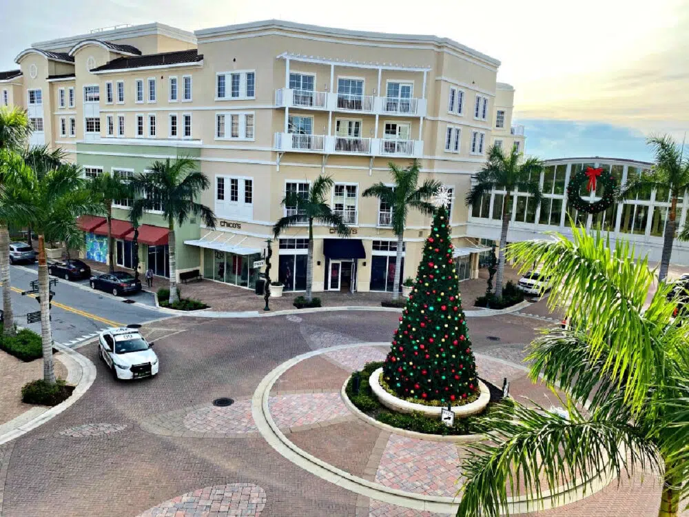 harbourside-place-shopping-complex-and-christmas-tree