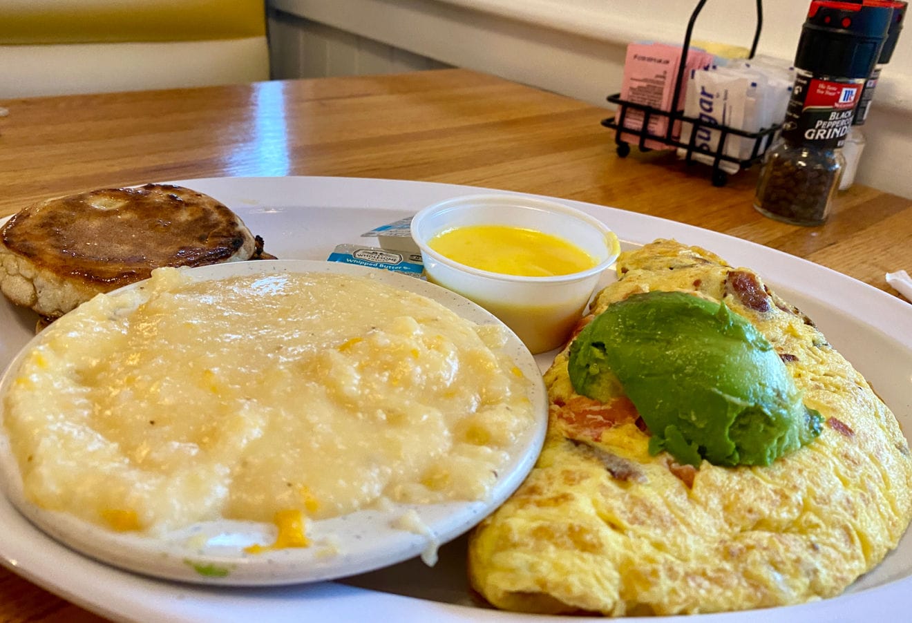 beach-diner-grits-and-omelet