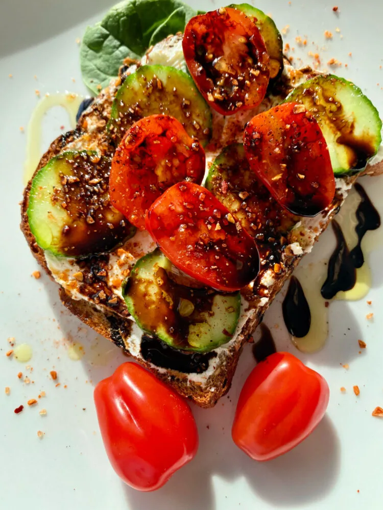 avocado-toast-with-tomatoes