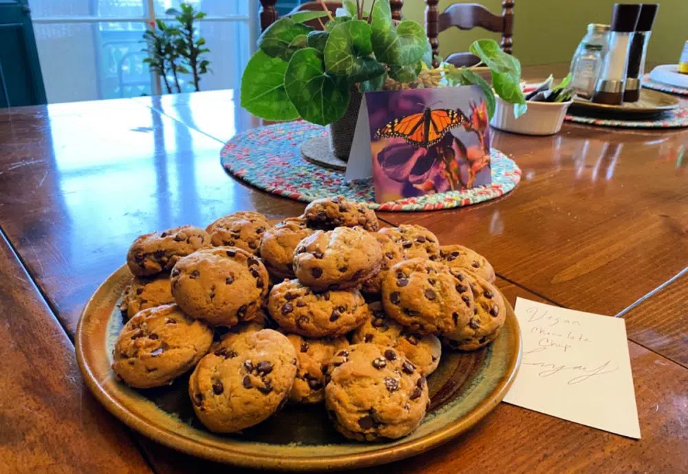 vegan-cookies-on-platter