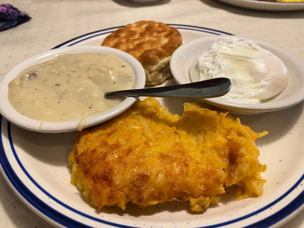 blue-plate-cafe-breakfast-plate-with-biscuit-gravy-eggs-and-hash-browns