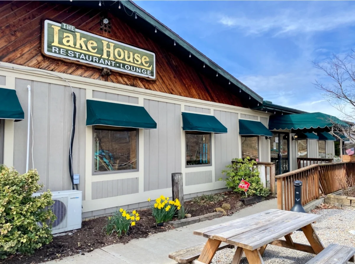 outside-view-of-lake-house-restaurant-lounge