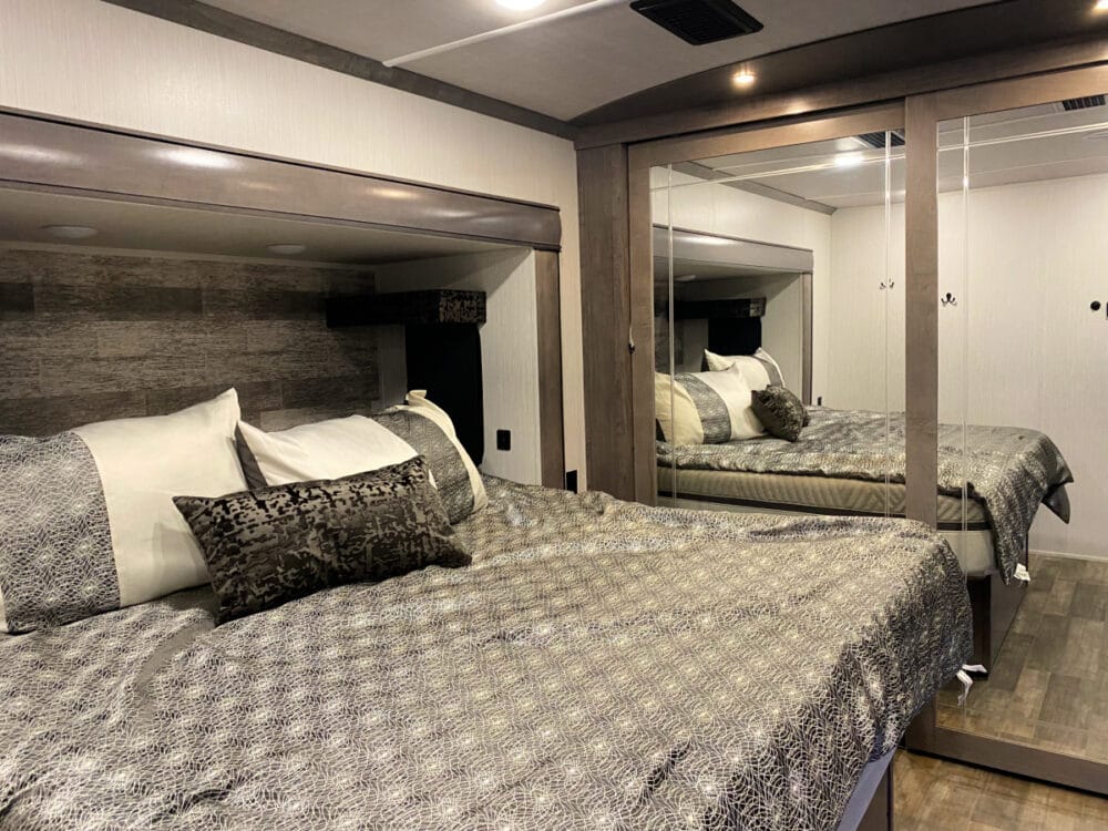 king-bed-in-rv