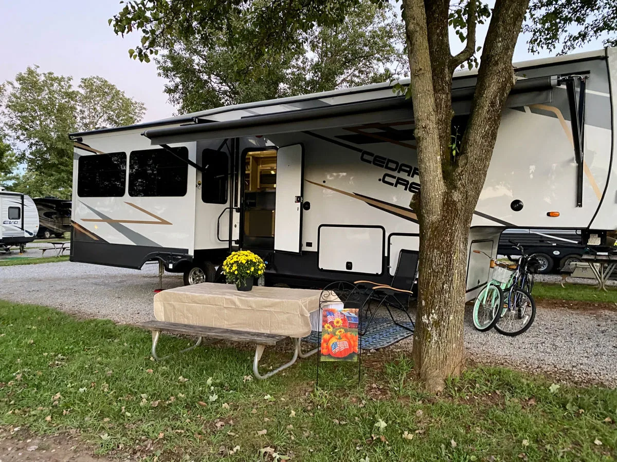rv-campground-set-up-with-picnic-table