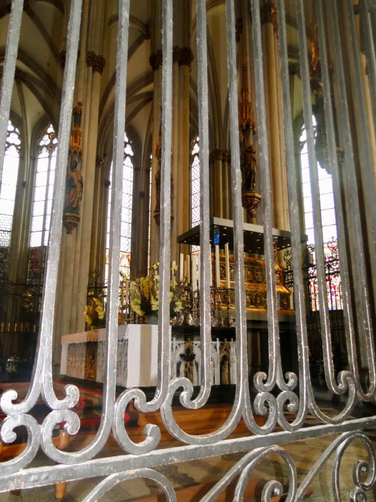burial-site-in-cologne-cathedral-for-archbishop