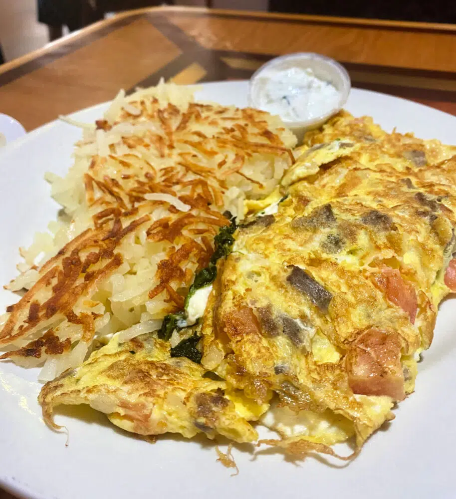 greek-gyro-omelet-and-hash-browns