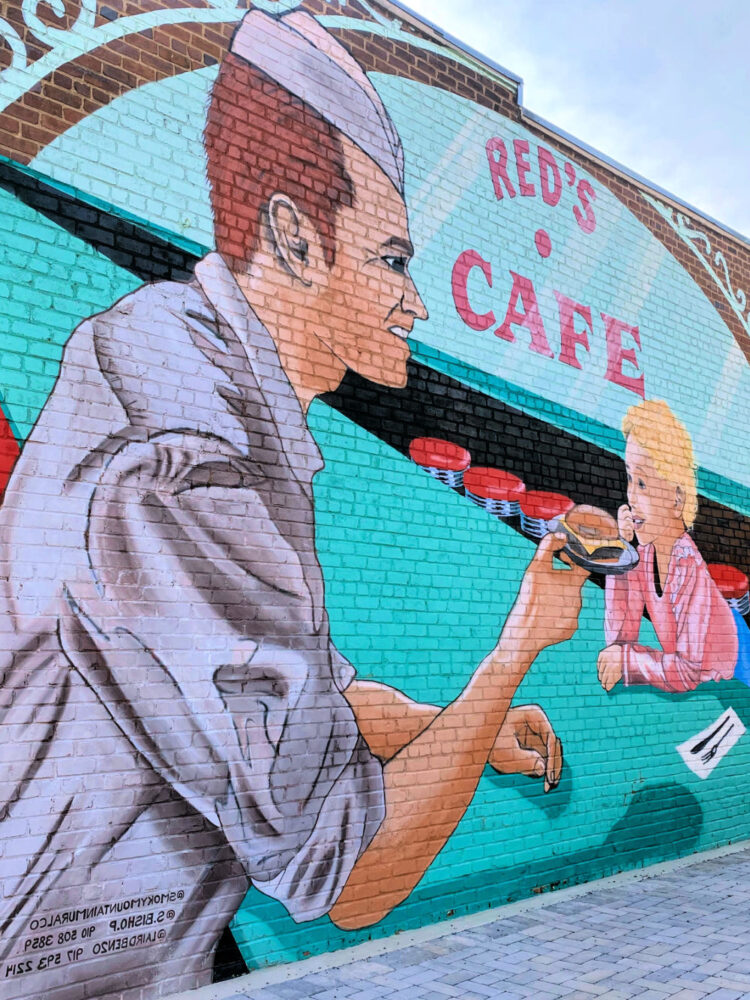dolly-at-reds-cafe-mural-best-restaurants-in-sevierville