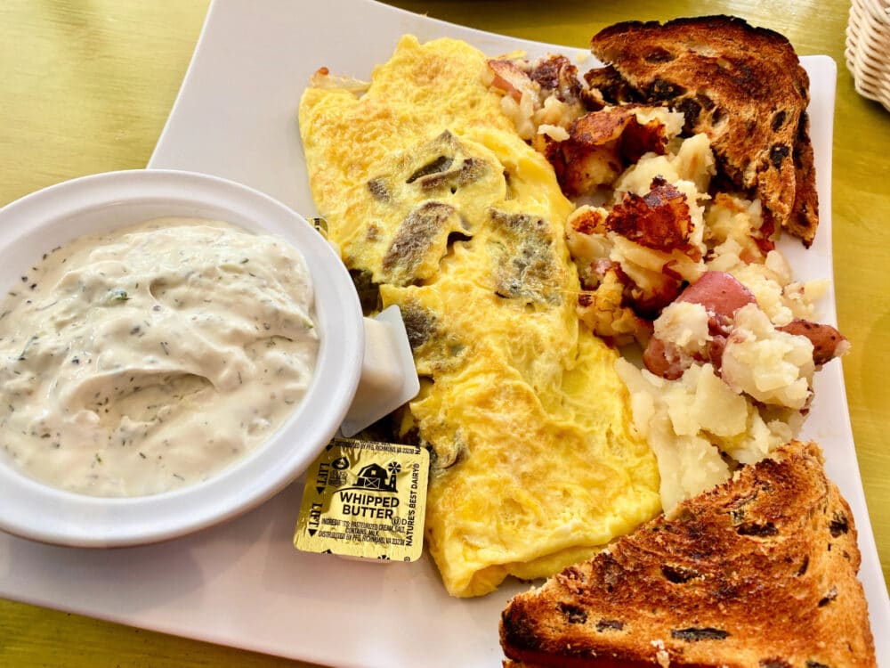 sundance-grill-omelet-gravy-and-potatoes