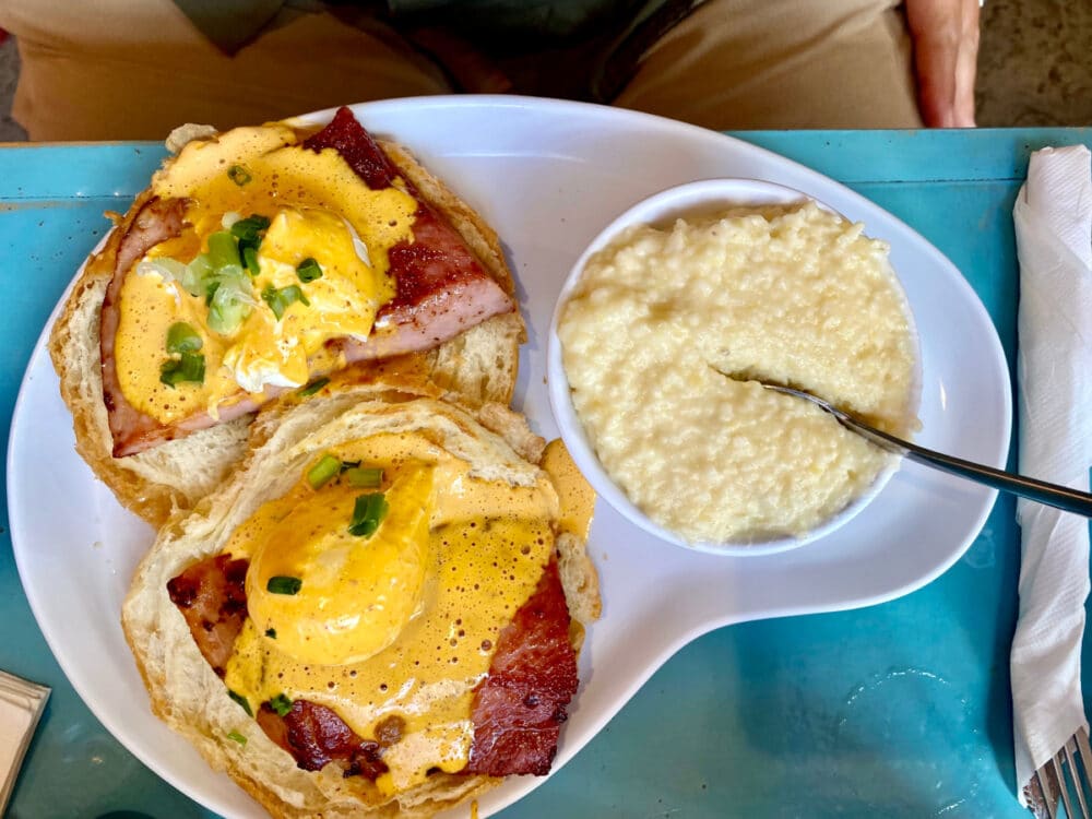 eggs-benedict-and-grits-two-chicks-cafe