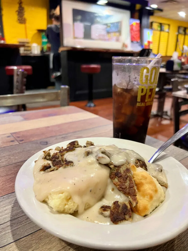 daisy-maes-biscuit-and-gravy