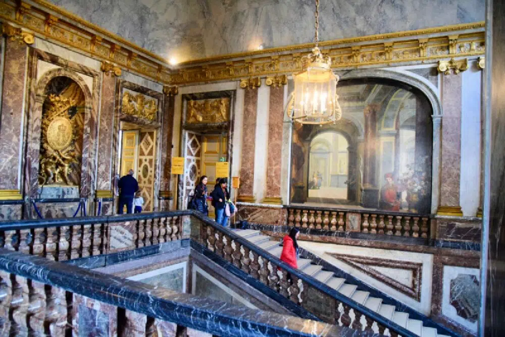 interior-entrance-palace-of-versailles