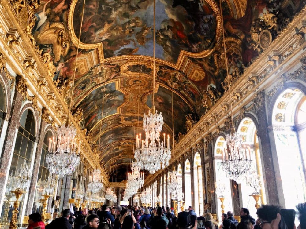 palace-of-versailles-crystal-chandeliers-and-frescoes
