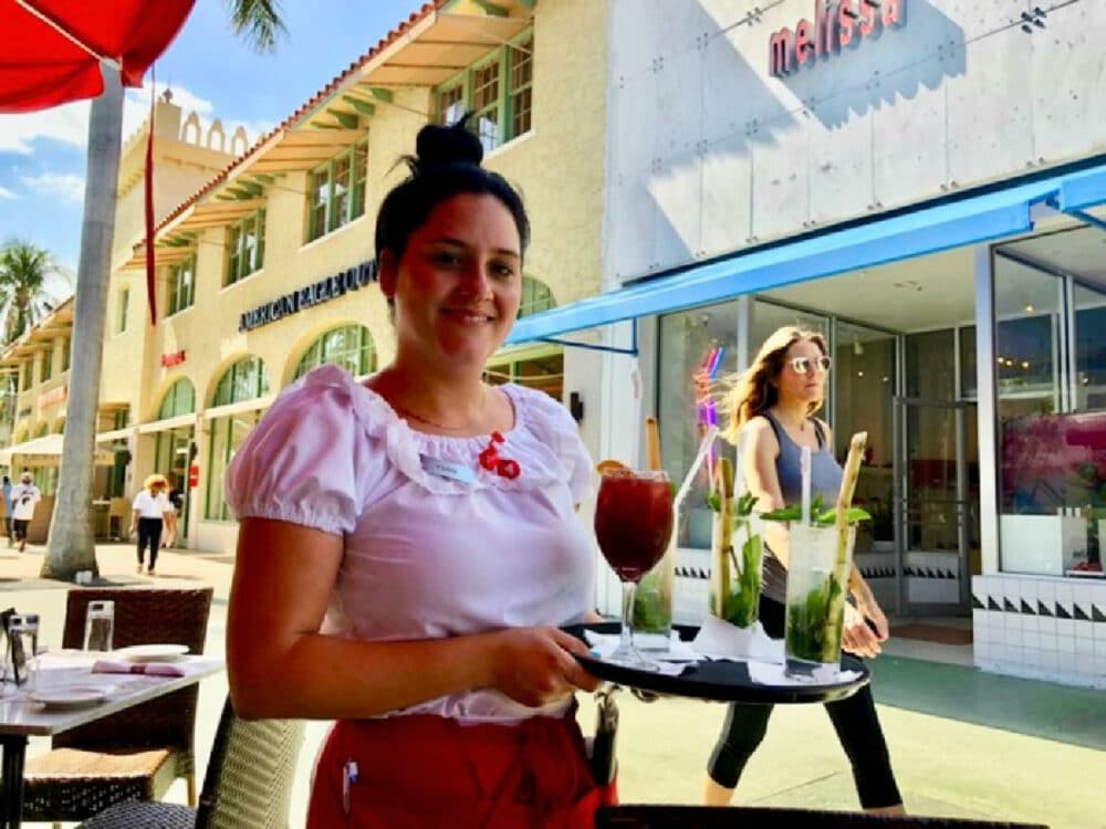 havana-1957-cuban-cafe-waitress