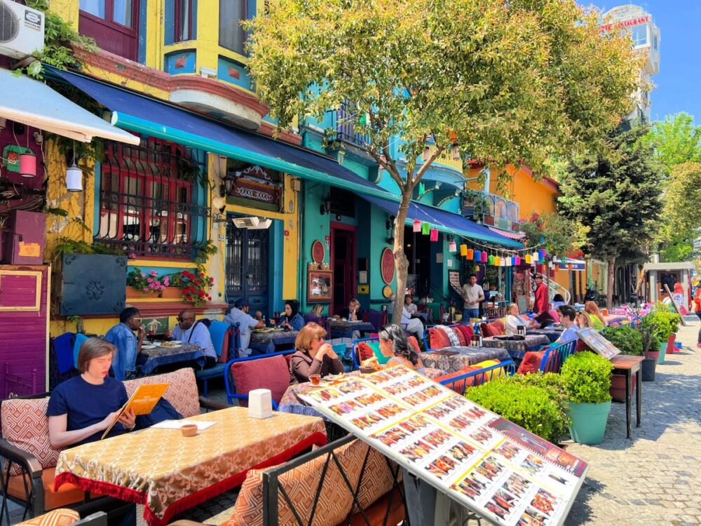 colorful-cafes-in-istanbul