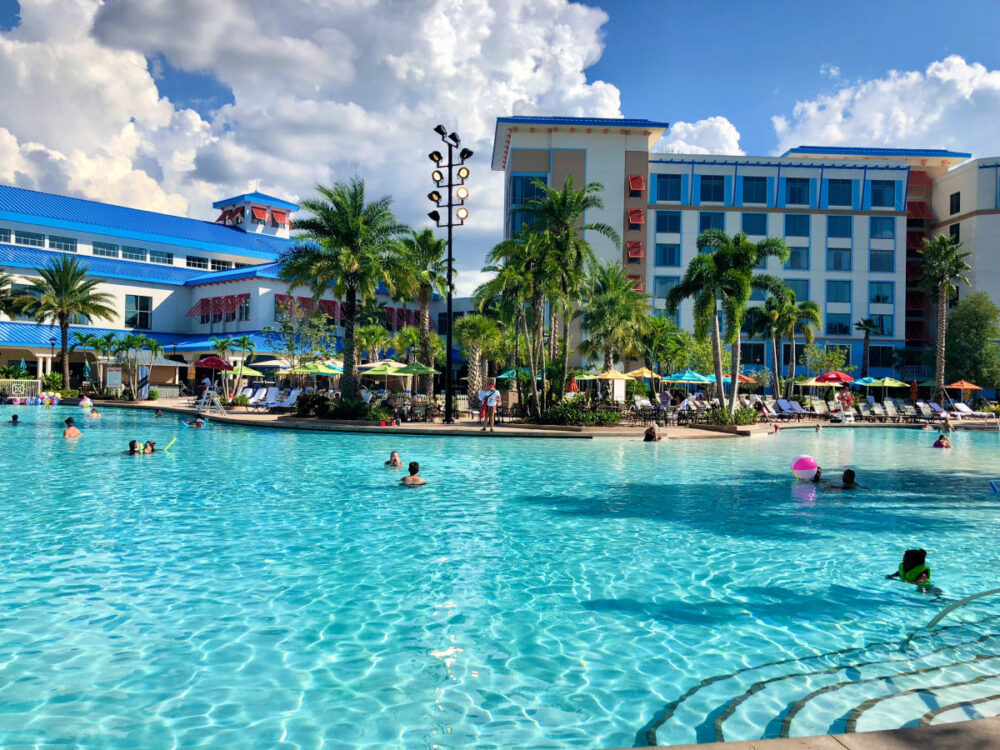 universal-orlando-resort-hotel-pool