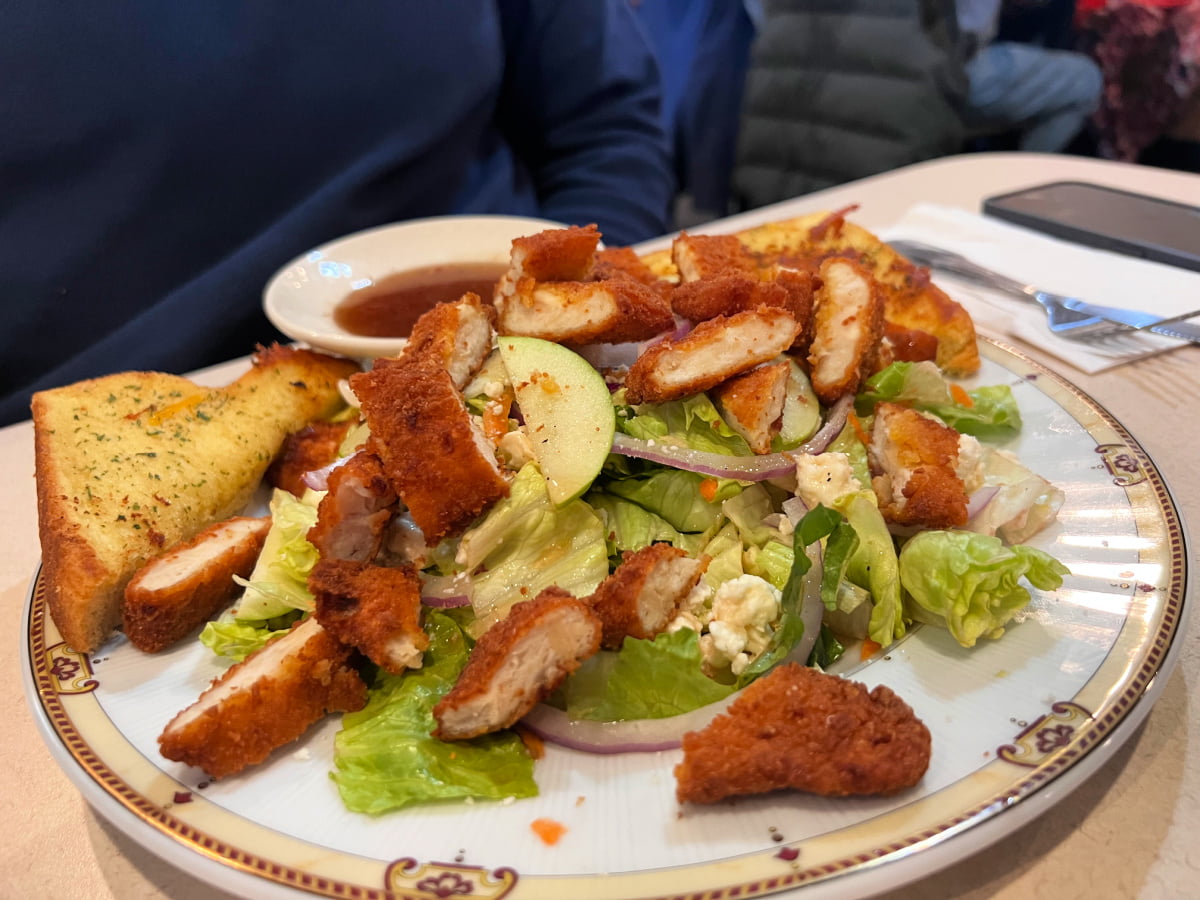 cinnamon-cafe-fried-chicken-salad