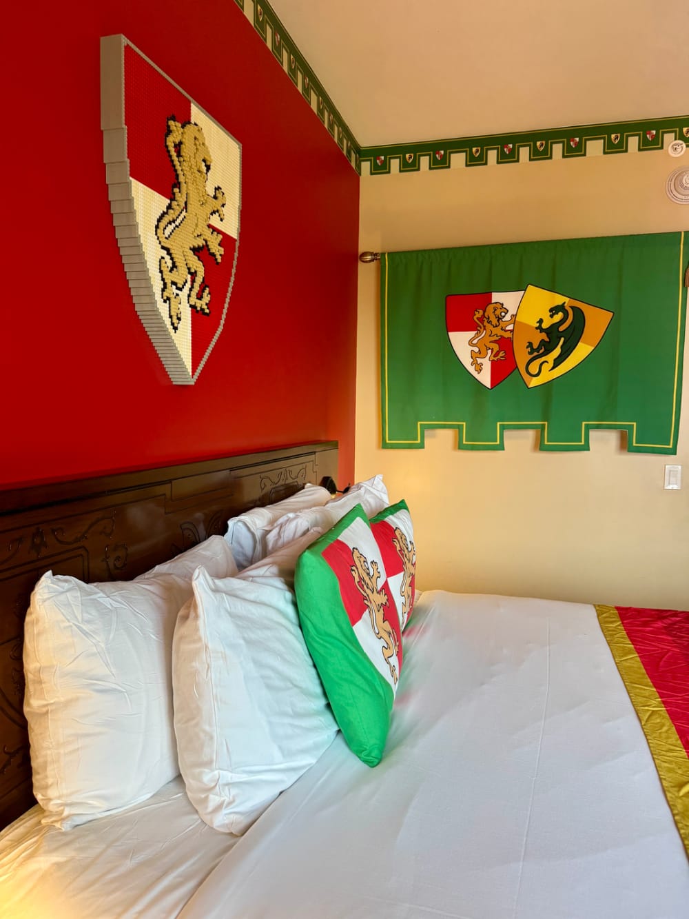 kingdom-themed-legoland-florida-hotel-room