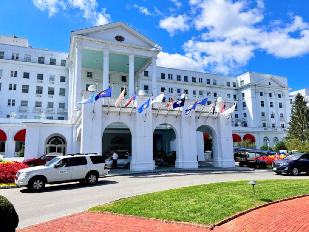 the-greenbrier-resort-entrance