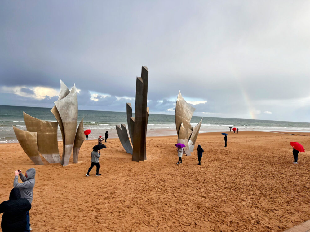 omaha-beach-normandy-sculptures