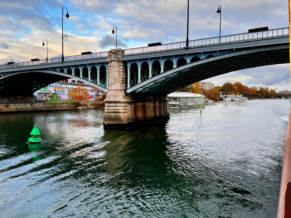 seine-river-cruising-and-bridge