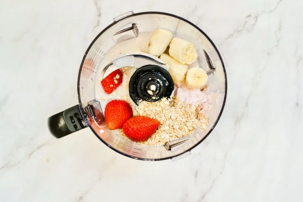 strawberry-banana-smoothie-in-blender