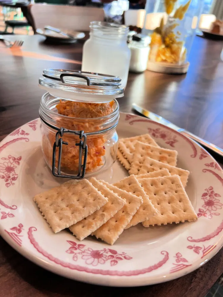 pimento-cheese-with-crackers