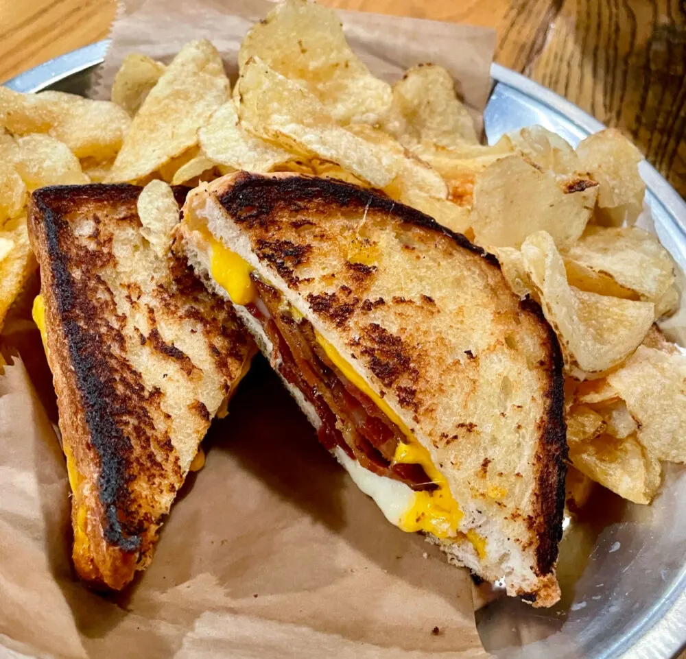 melt-sandwich-with-chips