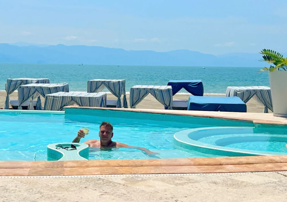 tau-beach-club-cocktail-in-pool