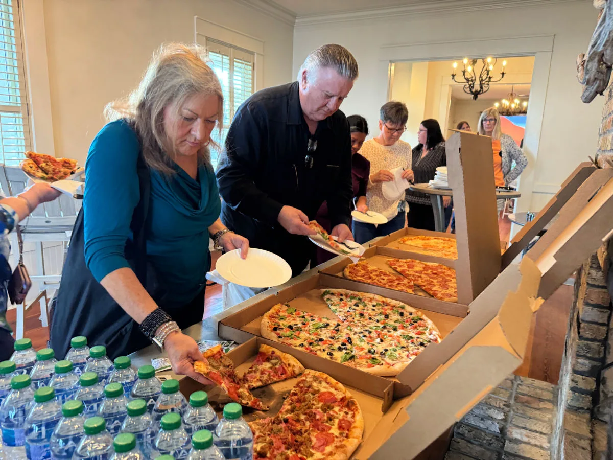 vinnys-pizzeria-the-wharf